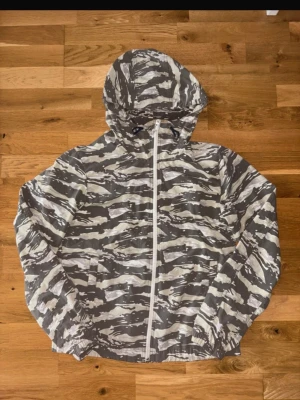 Woolrich windbreaker - Säljer nu denna extremt fina windbreaker från woolrich. Nypris 3500kr - jackan är i extremt fint skick. Vårt pris 1099kr snabba och enkla affärer prioriteras!