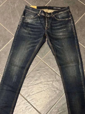 Mörkblå smala jeans från G-Star - Säljer ett par mörkblå jeans från G-Star med smal passform och klassiska fem fickor. Jeansen har slitningar och diskreta detaljer på benen samt kontrastsömmar. Perfekta för dig som gillar en avslappnad men ändå stilren look.