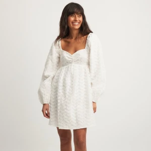 Vit klänning  - Säljer en jättefin klänning ifrån lojsan Wallin x nakd. Klänningen är aldrig använd med lapparna kvar🩷.    Har både i storlek 36/38. Har aldrig använt kläningarna där av att jag säljer dom 