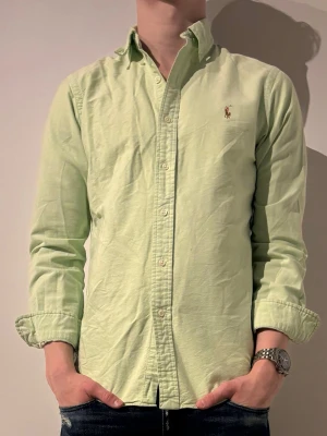 Ljusgrön skjorta från Ralph Lauren - Storlek S modellen är 180 och väger 70💯✌️ hör av er vid minsta fråga eller fundering😊✌️inga defekter