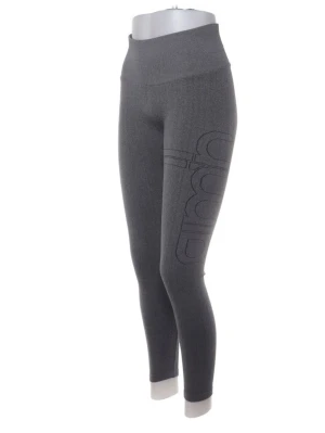 Grå seamless leggings Aim'n - Mörkgrå seamless leggings från Aim'n med hög midja och stort svart logotyptryck längs ena benet. Stretchigt material som sitter tight och bekvämt.