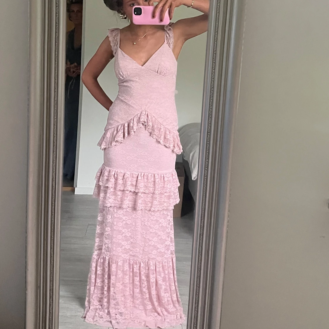 Ljusrosa långklänning med volanger och spets