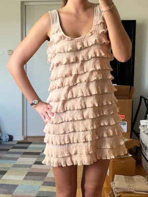 Rosa volang klänning  - Ljus rosa klänning med volanger 