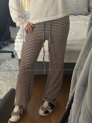 Byxor  med bruna ränder - As snygga brun-randiga byxor! Perfekta till våren/sommaren. Aldrig använda, i storlek S💖