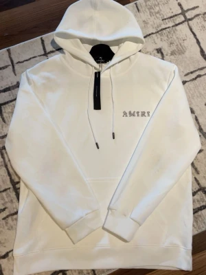 AMIRI hoodie vit - Säljer en helt ny Amiri hoodie i vit färg i storlek L, Passar perfekt i storlek M! Berätta hur lång och hur mycket du väger så kollar jag om den passar. Håller dig stilig och du kan matcha den på olika stiller. Passa på och köp.. ( Den svarta finns i min profil )