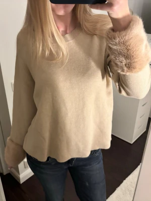 Stickad tröja med päls - Sååå najs beige stickad tröja med pälsdetaljer. Storlek m från Holly & whyte.