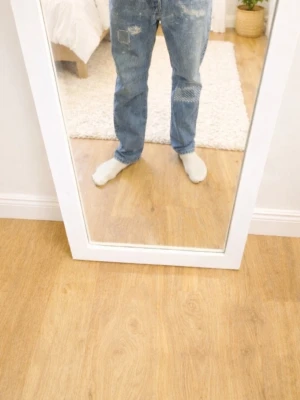 Relaxed straight fit jeans med broderade lappar - Storlek: W29 / L32 Material: 100% bomull Färg: Ljusblå tvättad denim  Jag har sytt sashiko stign och langettstygn för hand. Omarbetningen tog ungefär 6 timmar att genomföra. Därav priset.  Mått (platt liggande):  Midja: 42 cm  Innerbenslängd: 78 cm  Ytterbenslängd: 105 cm  Lårvidd: 27 cm  Benslut: 21 cm  Skicka meddelande om du har några frågor. Priset är förhandlingsbart. 
