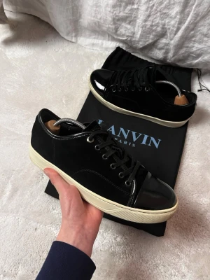 Lanvin Skor 42  - Tja! Säljer nu dessa sjukt snygga lanvins. Otroligt fint skick, ser knappt använda ut. Mycket trendiga, passar till alla årstider och tillfällen. De är i UK size 8, vilket motsvarar storlek 42. Ordinarie pris: 5000 kr. Dustbag medföljer. 