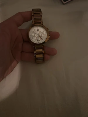 Smycken pack - Det kan säljas som ett pack och enskilt. Klockor Tommy hilfiger 1000kr, when klocka,såld, silver ring,199kr,platinerad silver kedja som är i guld 379kr. silver halsband 399kr, riktig fina grejer i topp kvalité 