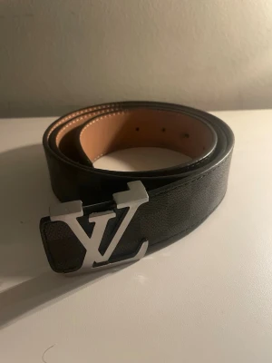 Svart bälte - Snyggt svart/silver bälte. Nästan oanvänd.