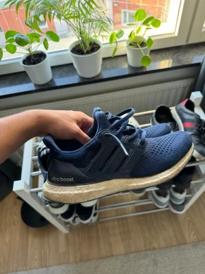 Adidas Ultra Boost mörkblå sneakers - Adidas ultra boost blå, storlek 42
