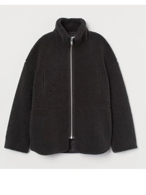 Mörkgrå teddyjacka med dragkedja - Mörkgrå teddyjacka med hög krage, använd men fint skick.