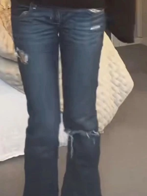 Hollister low waist jeans  - Säljer mina jätte fina jeans från hollister. Dom passar på mig som har xs eller s men är lite tajta så skulle säga att dom passar mer en xxs om man vill att dom ska sitta mer lösare! Dom har två håll mellan benen men man kan lätt sy dom bara att jag inte orkat göra de men man ser inte så tydligt😁pris kan diskuteras!!