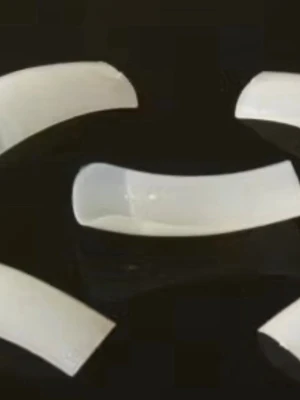 Klassiska vita press-on naglar - Snygga vita press-on naglar med rak form. Perfekta för dig som vill ha en clean och stilren look. Gjorda i tåligt plastmaterial som är enkla att applicera och fila till önskad längd och form.