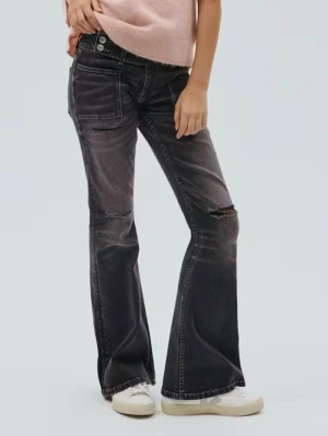 Gina tricot jeans - Säljer ett par svarta bootcut jeans med slitningar vid knäna och stora fickor fram. Jeansen är jätte snygga och helt nya pris kan diskuteras❤️