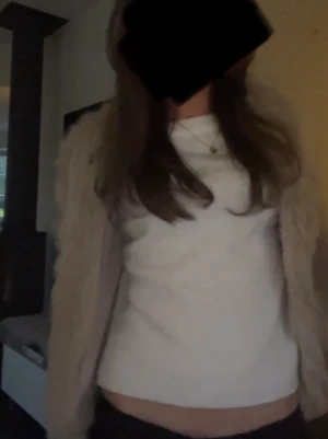 Beige fluffig pälsjacka - Säljer en supermjuk och fluffig beige pälsjacka med långhårig look. Västen är öppen framtill och har en riktigt cozy känsla, perfekt för att lyfta vilken outfit som helst. Passar dig som vill ha något extra till höst- och vinterlooken. (fuskpäls)