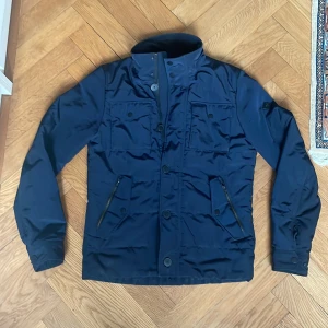 J Lindeberg jacka - Tjena väljer jag att sälja denna j Lindeberg field jackan som är helt perfekt till våren. Den är i bra skick och har inga synliga defekter. Den är i storlek S som man kan se på bilderna. Har du några funderingar är det bara att skriva😊