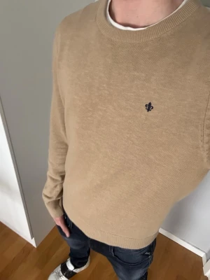 Beige stickad tröja från Morris - Snygg beige stickad tröja från Morris | Grymt skick | Storlek M, Modellen är 185 | Hör gärna av dig vid frågor 🙌🏼