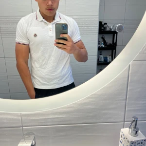 Moncler piké  - Moncler piké i väldigt fint skick. Nfc Scan funkar även qr kod. Hör av er för fler bilder eller andra funderingar 