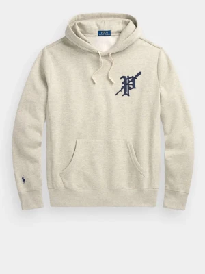 Polo Ralph Lauren - Snygg ljusgrå hoodie från Polo Ralph Lauren med stor ficka framtill och justerbar huva. På bröstet finns ett mörkblått 'P'-tryck och på ärmen syns den klassiska Polo-loggan. Tillverkad i mjuk bomullsblandning för maximal komfort. Hör av er vid frågor!