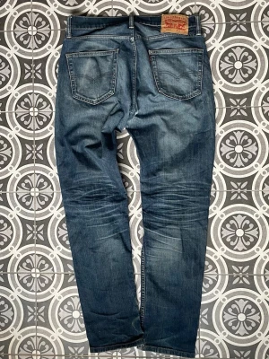 Levi's 501 blå jeans - Ett par sjukt snygga Levis 511 med sjuka fades. Ett litet hål i skrevet som ej stör som även kan lagas hemma enkelt. Storlek 31/32. Skriv gärna vid frågor ☺️