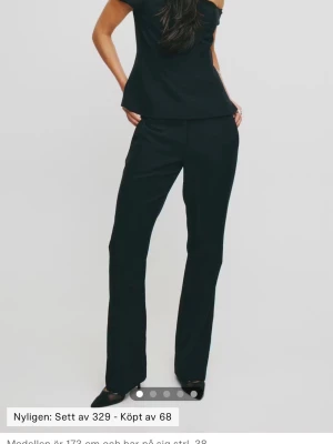 Svarta kostymbyxor - Svarta kostymbyxor med flare passform och låg midja. Inga synliga fel💕