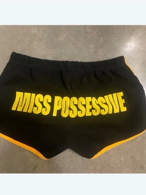 Tate McRae merch  - Säljer ett par svarta shorts från Tates senaste tour. 