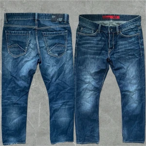 Vintage Crocker jeans  - Riktigt sköna Crocker jeans med en bra passform! Jeansen är i väldigt bra skick! Modellen är 183 cm. Midjan sitter mer som 31, se mått👇🏼 Mått: Midja 43cm Längd 106cm benvidd 20cm Skriv vid funderingar!