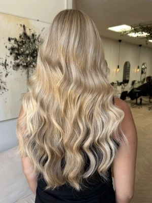 Extensions  - Säljer mina extensions eftersom jag ska flytta utomlands och vill inte ha me dom då. Är från ett riktigt och bra märke, bhbd. De är 5 paket tejp extensions