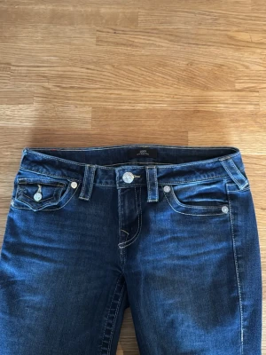 true religion jeans mörkblåa jättebra skick!  - använt några gånger men säljer dem för att de tyvärr inte kommer till andvändning! modell joey och w27 