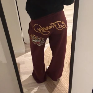 ed hardy mjukisbyxor 💕 - så snygga och sköna mjukisbyxor i XL. Dem är också ganska baggy.Dem passar som S och dem är använda ba 2-3 gånger. Skriv i dm om du har några funderingar 💕💕