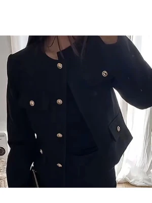 Svart jacka från Zara med knappar  - Svart jacka från Zara med guldknappar väldigt bra skick använd 1 gång 