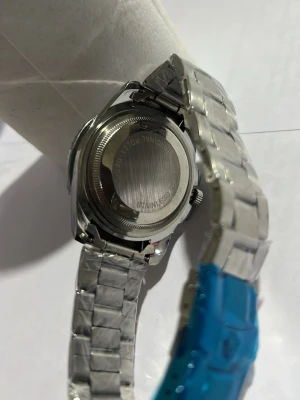 Rolex klocka  - Sitter fint på handleden och väger mycket! Intreserad så->dm! Intreserad->dm