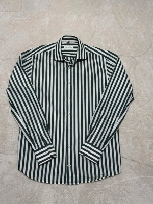 John Henric skjorta - Grön/vit randig skjorta från John Henric, bra skick