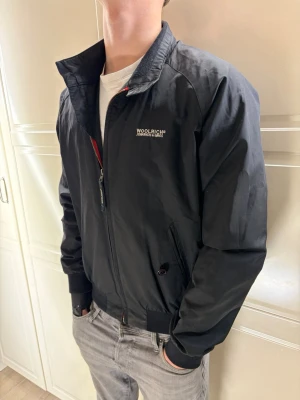 Woolrich jacka - Woolrich jacka perfekt till våren  Skick 7/10 jackan är i perfekt skick den ända defekten är att en knapp till fickan lossnat och den andra lotter löst  Pris 799 Kom dm vid frågor✅