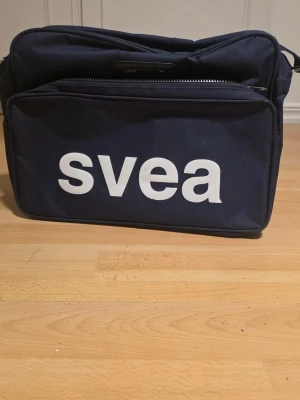 Mörkblå axelväska från Svea - Snygg mörkblå axelväska från Svea. Stort innerfack och mindre framtill