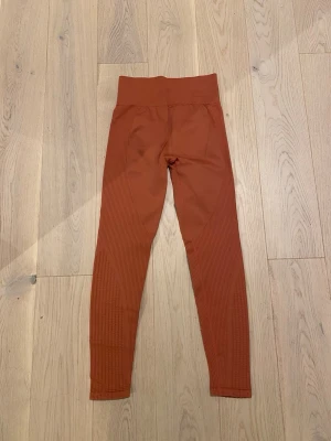 Träningstights  - Träningstights i fin färg från HM precis som nya, knappt använda i storlek S.