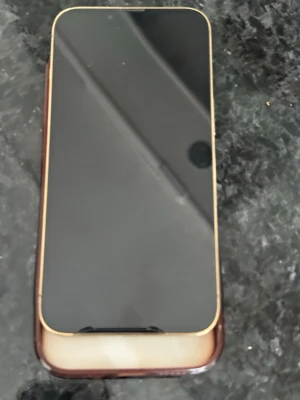iPhone 13 Pro guld - Säljer en iPhone 13 Pro med 128 GBi snygg guldig färg med elegant glasbaksida och ram i metall. Telefonen har tre kameror på baksidan och den klassiska Apple-loggan. battri helsan är 78% och modern design, perfekt för dig som gillar premiumkänsla.