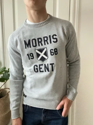 Morris tröja - Morris tröja, sitter väldigt najs. Inga defekter, storlek M och passar perfekt på modellen som är 180 cm 75 kg. Kom med frågor 🙏