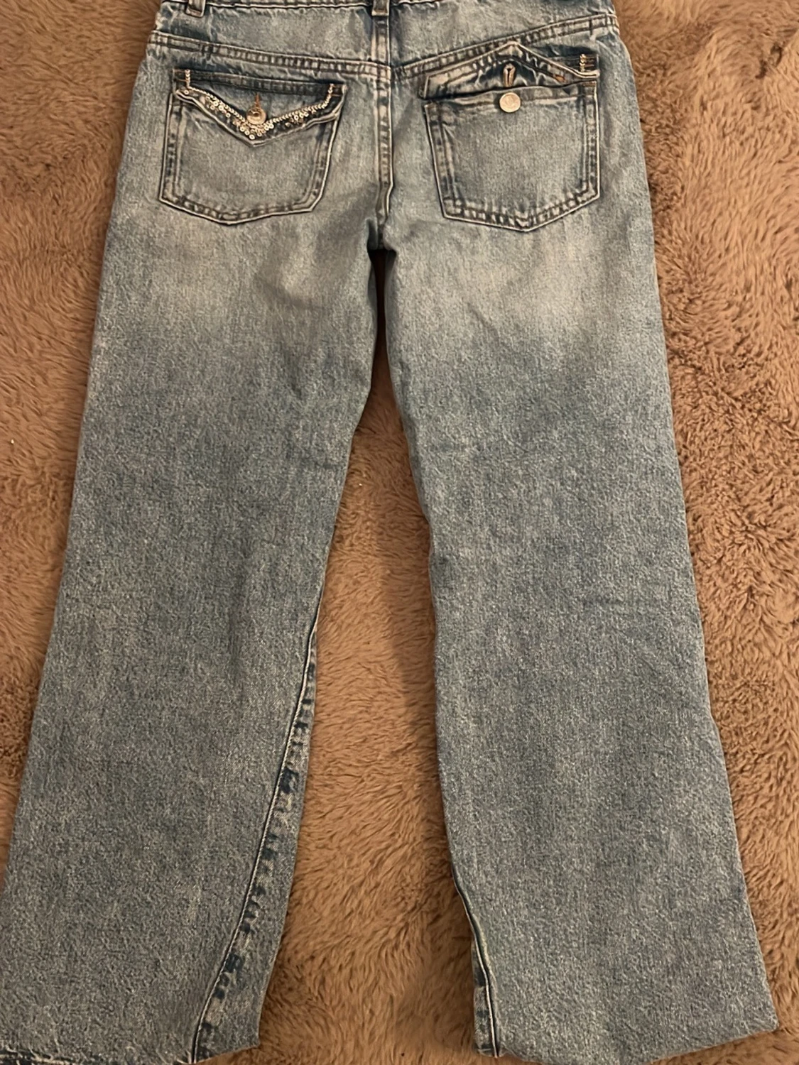 Ljusblå raka jeans med detaljer - 1