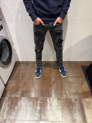 Dondup jeans - Dondup jeans | Riktigt feta och populära jeans | Skick= 9,5/10 | nypris= 4000 kr | vårt pris= 499kr | Hör av dig vid minsta fundering!