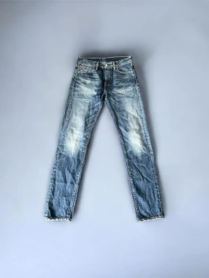 Blå slimfit jeans från Levis  - Säljer ett par blå jeans från Levis. Modellen Levis 508 i strl W28 L32. Jeansen är slim fit och har snygga tvättade detaljer. Ytterligare frågor? Skriv till mig🙌
