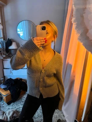 Beige stickad kofta - INTRESSEKOLL, skriv innan du trycker på köp!🩷Beige stickad kofta med v-ringning och knappar från GinaTricot som passar till allt! Något nopprig men inget jag tänker på, be om fler bilder om det behövs!