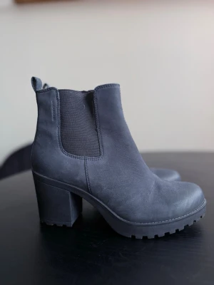 Svarta boots med klack - Använda fåtal ggr. Bra skick. Klackhöjd 5 cm