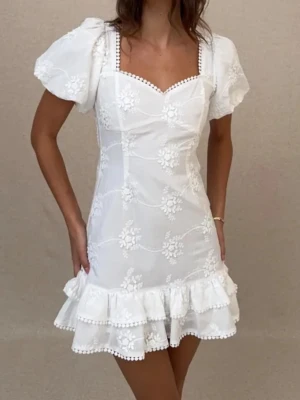 Klänning från Nelly  - Ny klänning från Nelly.com med etikett kvar i storlek 34. Slutsåld storlek på hemsidan! Fått i present men lite för tight för mig.  