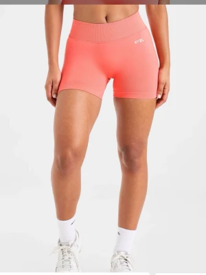  AYBL shorts, färgen summer peach  - Jätte fina AYBL adapt seamless short i färgen summer peach, en orange rosa korall färg. Nya med prislapp endast testa säljer då dem va för små. Säljer matchande sport bh