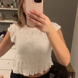 Vit croppad topp med volangdetaljer - Jättefin topp ifrån love copenhagen i Stolek 40, aldrig använd❤️