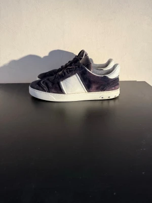 Valentino flycrews - Valentino flycrew | mörkblåa | st 41 | skick 8/10 | inget og | alla nitar ej original | vid frågor är det bara att höra av sig | 🙌