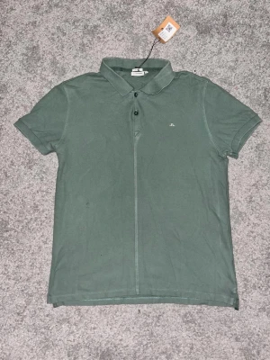 J.Lindeberg Piké - En riktigt schysst J.Lindeberg piké för endast 249kr istället för 1000kr. För dig som gillar att spela golf med stil eller bara vara stilig. Är L men passar även M för den är slim 