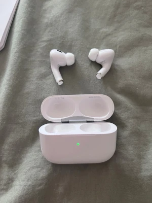 Airpods 2 Pro - Airpods 2 Pro som knappt blivit använda, kanske 4-5 gånger. Säljer för jag inte använder de längre. Är villig att diskutera pris och skicka mer bilder! Laddad och rengjord före leverans 🔋